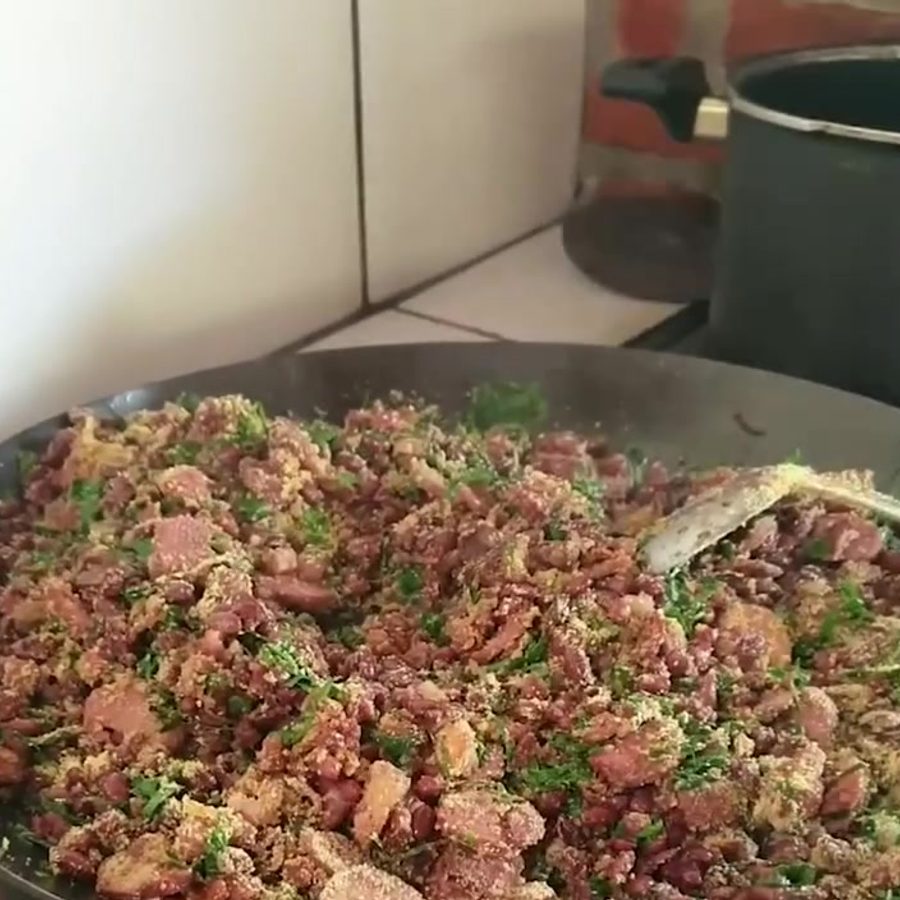 Carne com cheiro-verde no disco sobre a lenha