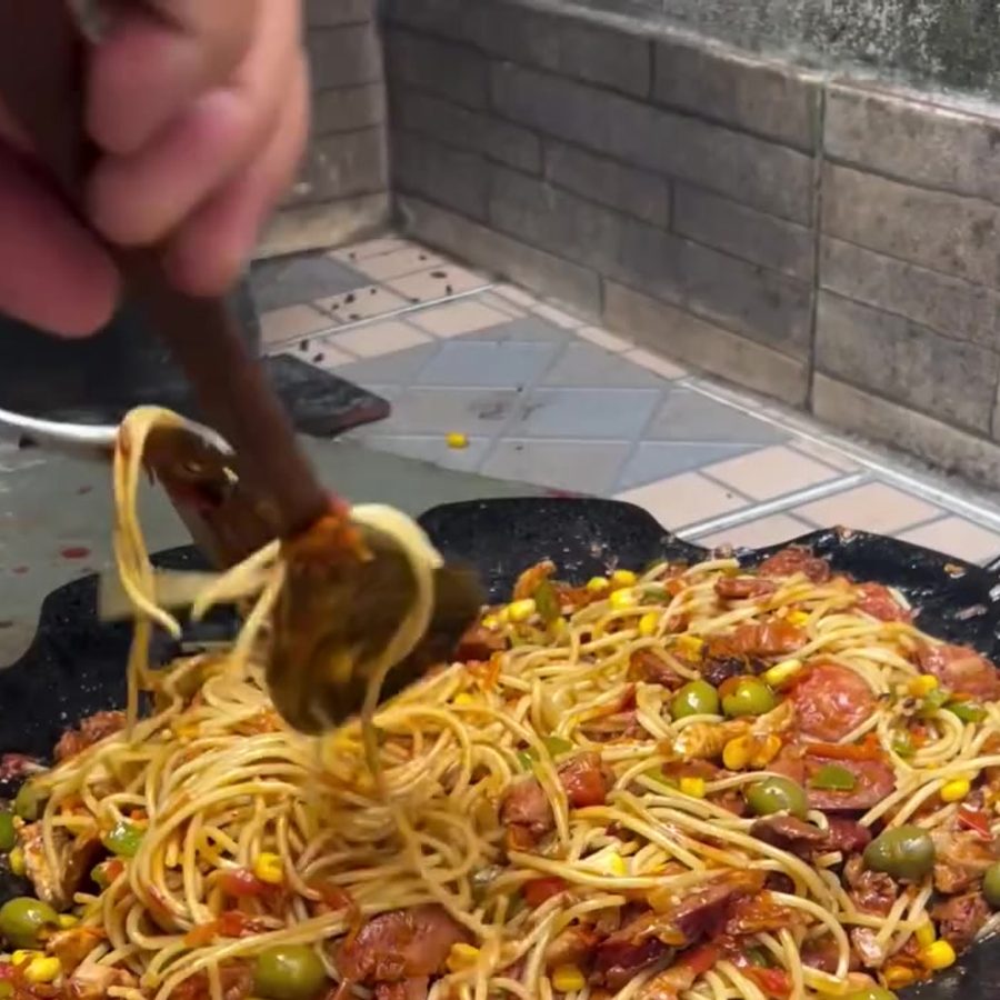 Macarronada sendo mexida no disco