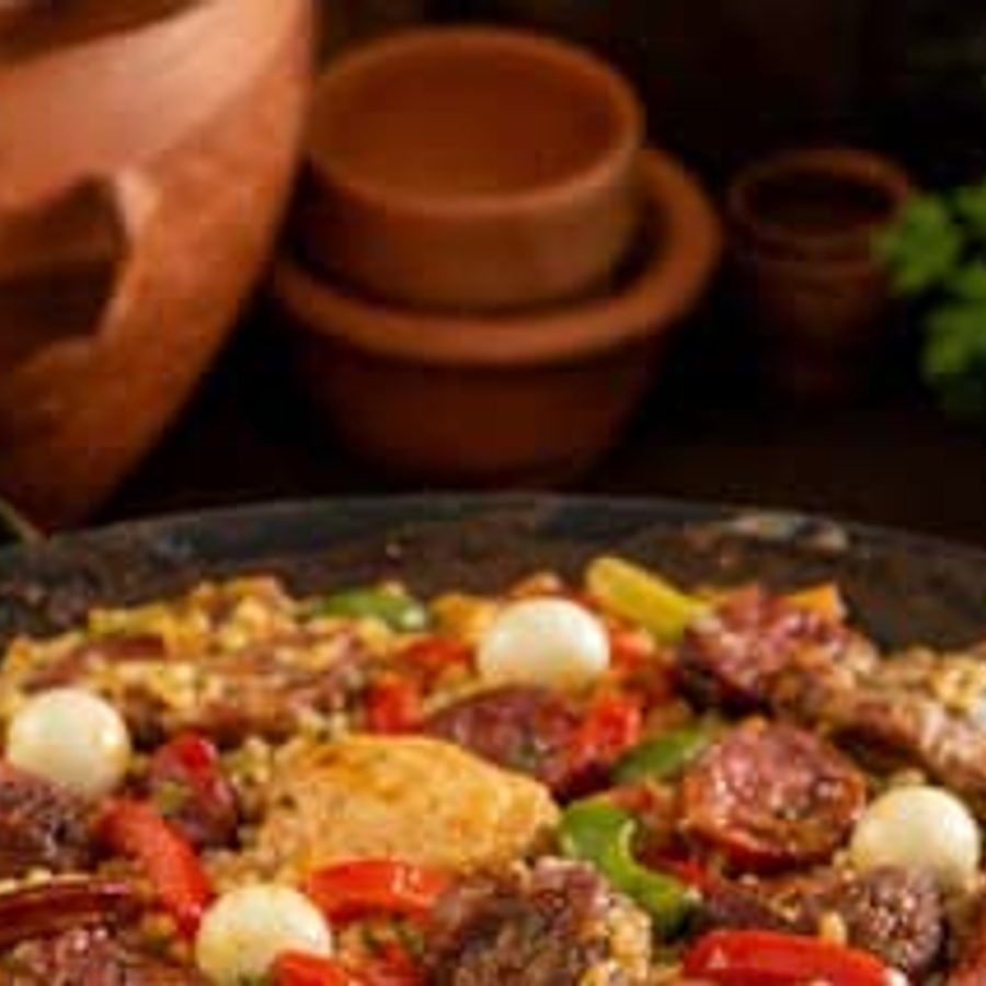 Paella caipira no disco de arado
